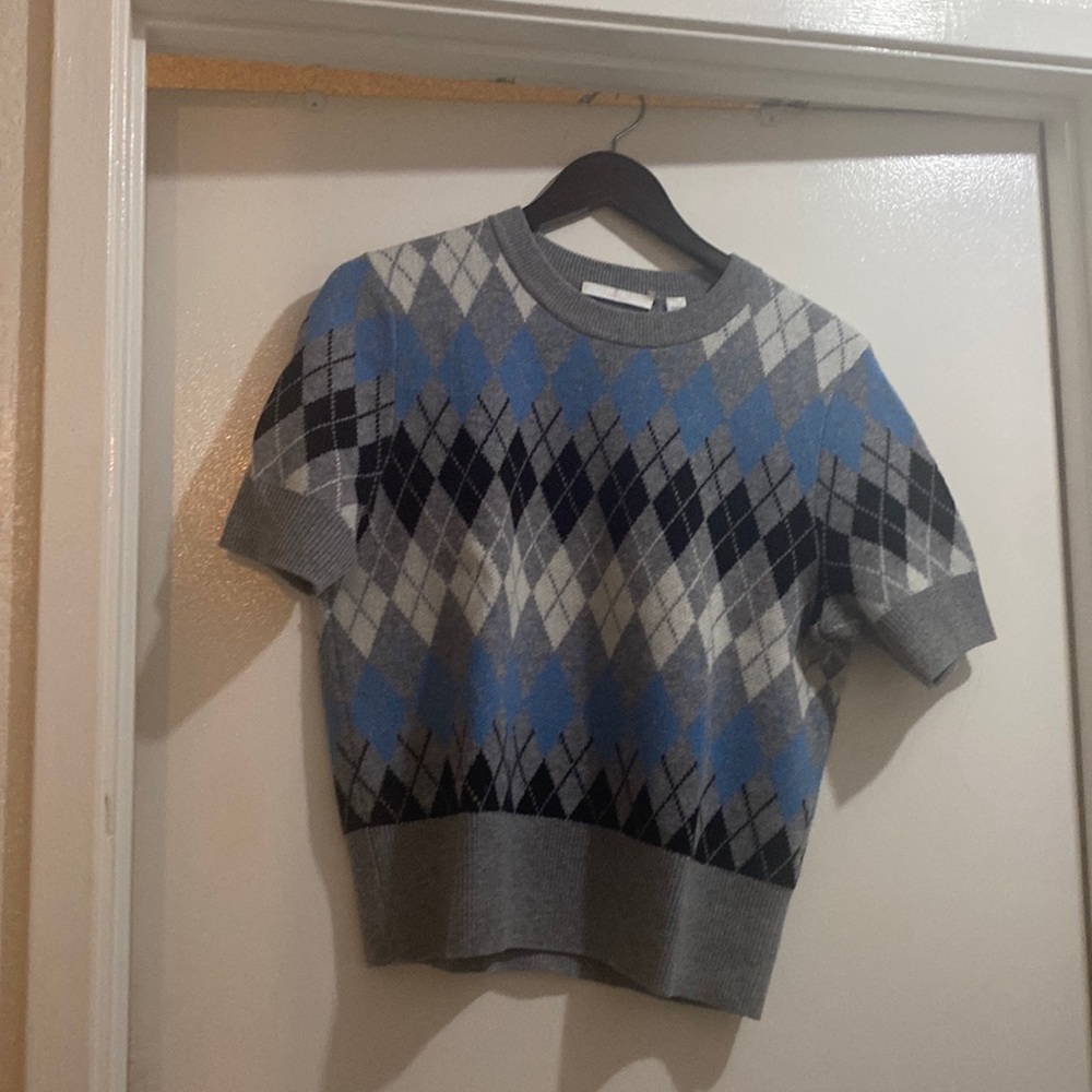 Very cute Boss crop top, worn twice. Versatile